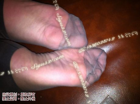 原味丝袜|袜类,臭短丝袜,致命臭(此活动MM随机,不能指定)——2013-12-4日顾客订购烤肉店05妹妹工作丝袜现收足底实拍(灰丝),不可选择MM,免费附带无水印高清收购足底实拍图。
