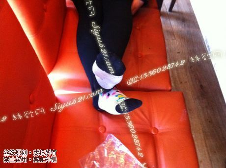 原味丝袜|袜类,臭短丝袜,致命臭(此活动MM随机,不能指定)——2013-12-26日顾客订购餐厅服务员MM03工作丝袜现收足底实拍,棉袜比丝袜还要臭(棉袜),不可选择MM,免费附带无水印高清收购足底实拍图。