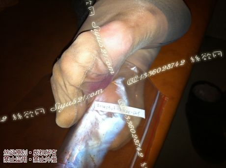 原味丝袜|袜类,臭短丝袜,致命臭(此活动MM随机,不能指定)——2014-3-24日顾客订购2双烤肉店05妹妹的工作丝袜现收足底实拍(肉丝),不可选择MM,免费附带无水印高清收购足底实拍图。