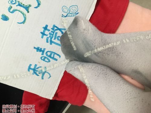 原味丝袜|袜类,臭棉袜,现货正穿着的脚底被磨黑磨破旧的可怜白袜