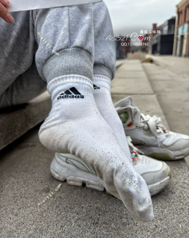 酸臭~阿迪小白棉袜…四季都在穿它！扑鼻而来的味道让你流连忘返…原味丝袜|袜类臭棉袜