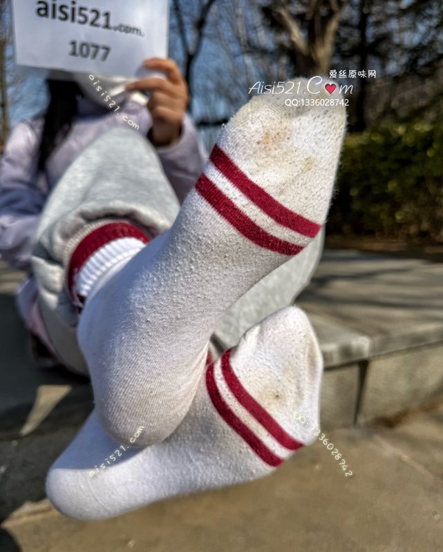 酸臭『彩虹条纹白棉袜』静静地穿，全酸臭臭的味道真的超级棒！～原味丝袜|袜类臭短丝袜