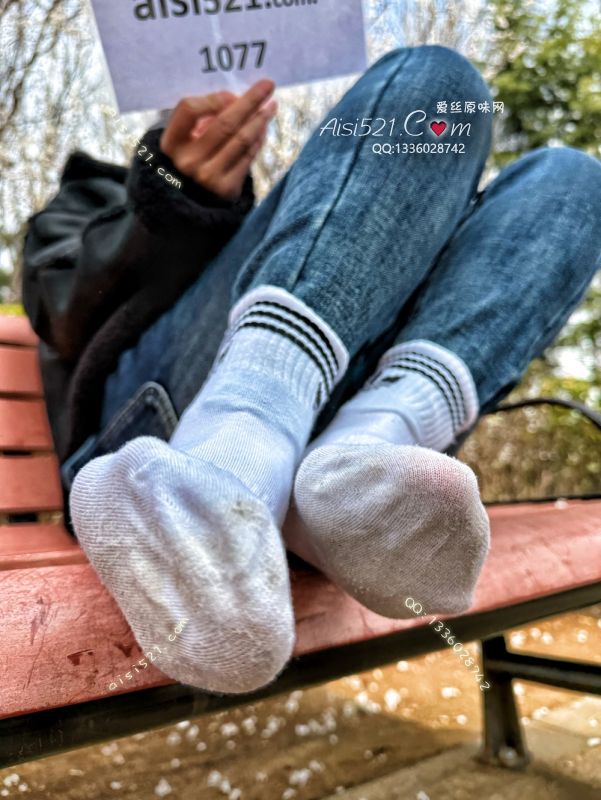 原味丝袜|袜类,臭棉袜,酸臭“三叶草白棉袜”每天出门踏青～一走就是一天！大汉脚浸透袜底！
