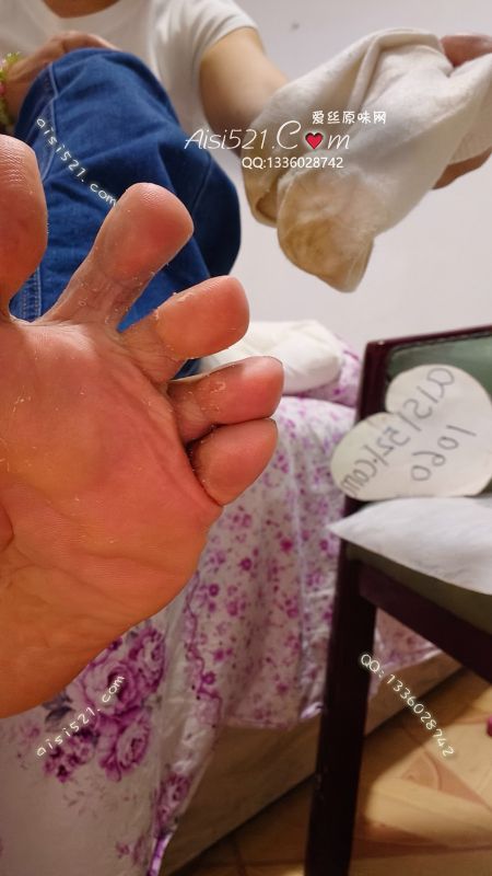 景区客串上班从早上九点到晚上十二点才下班十天棉袜庞臭无比，每一天出汗，效果自己看，下班回家不洗脚不洗澡实在是住的地方不方便洗，这样的袜袜如同氧气罩一口让你秒起，下单发货。原味丝袜|袜类臭棉袜