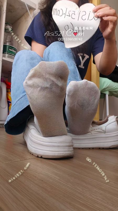 短腰棉袜穿八天致命臭，无法抗拒的刺激，天热每天走两个小时能拧出汗水来，脚底胶黏，狗子们，味道大赞，下单真空发货。新鲜赶紧秒，这次是最优惠的一款棉袜，宠粉看谁有运气原味丝袜|袜类臭棉袜