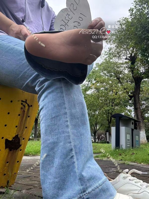 天鹅绒肉丝庞臭酸爽丝滑短肉丝美妙绝伦的味道贱狗们可以直接拿回去当救命仙丹，吸一口让你狗生升华!户外运动一个星期天天汗水浸泡。下单真空发货!原味丝袜|袜类臭短丝袜