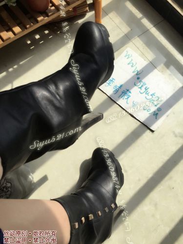 原味女鞋|鞋类,高中短靴,从小喜欢白袜和挠脚心的努努赶紧来恭请噢，看主子的闲置黑色sao靴配白袜[此页面出售的是黑色靴子]