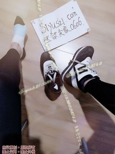 旧旧的高帮黑白相间运动鞋 臭味十足 仔细算算已经穿了三年了呢 仅此一双哦 喜欢的哥哥可以带走它哦~原味女鞋|鞋类运动鞋