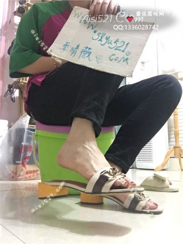 原味女鞋|鞋类,休闲平底,夏天来了:穿板鞋凉拖的美足足玉足美脚，把脚从鞋里提起来，只闻到一股刺鼻气味从空气中弥漫开来