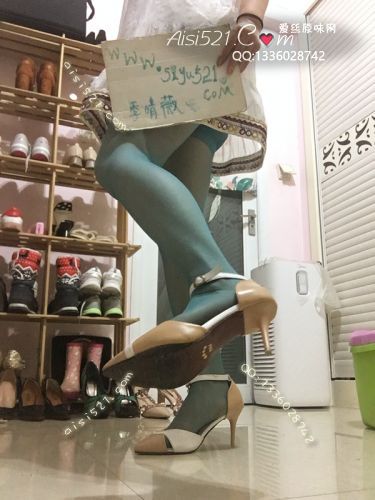 原味女鞋|鞋类,凉鞋拖鞋,脱掉袜子的脚底同样肮脏异常，各处都沾着黑乎乎的脚泥，尤其是脚趾部分，简直脏的掉渣