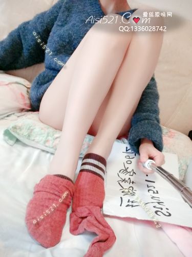 原味丝袜|袜类,臭长筒丝袜,脚底已经吸收了很多汗啧，味道好到抱着睡觉