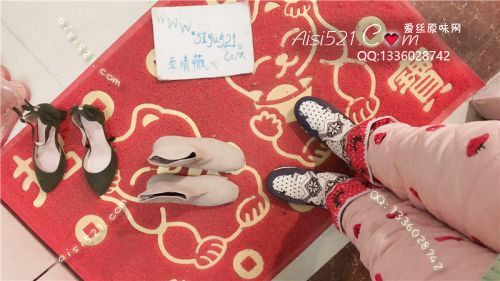 原味女鞋|鞋类,休闲平底,S吮指闲置脚踩了五年的丝圈脚泥地垫，S踩的噢,别说是脚踩,就是用洗脚洗澡水泡的蒜M都爱【本页面出售的是主人使用很久的脚踩地垫和靴子一双打包】