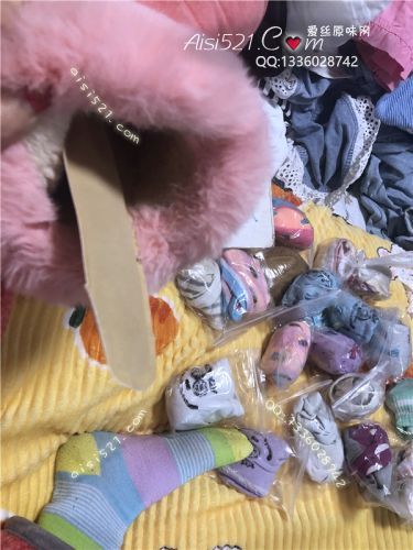 原味丝袜|袜类,现货5条以上臭袜打包,放大招了。2020爱你爱你年会盛典：sao脚每天都憋在暖脚宝雪地靴里面憋的脚气冲天大臭臭【本页面出售的是打包极臭卡通白棉袜20对】