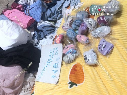 原味丝袜|袜类,现货5条以上臭袜打包,放大招了。2020爱你爱你年会盛典：sao脚每天都憋在暖脚宝雪地靴里面憋的脚气冲天大臭臭【本页面出售的是打包极臭卡通白棉袜20对】