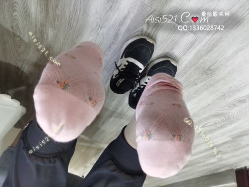 原味丝袜|袜类,臭短丝袜,爱丽丝(此活动可指定MM，但袜类随机)——2020年11月份顾客订购（酒店妹妹卡通丝）现收足底实拍，此活动免费拍摄打包图