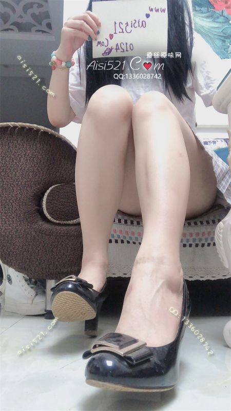 原味女鞋|鞋类,高中短跟,闲置包臭小汗腺分泌狐臭骚臭脚汗脚渍金色扣子女王高跟鞋来恋足玩儿鞋舔脚趾缝