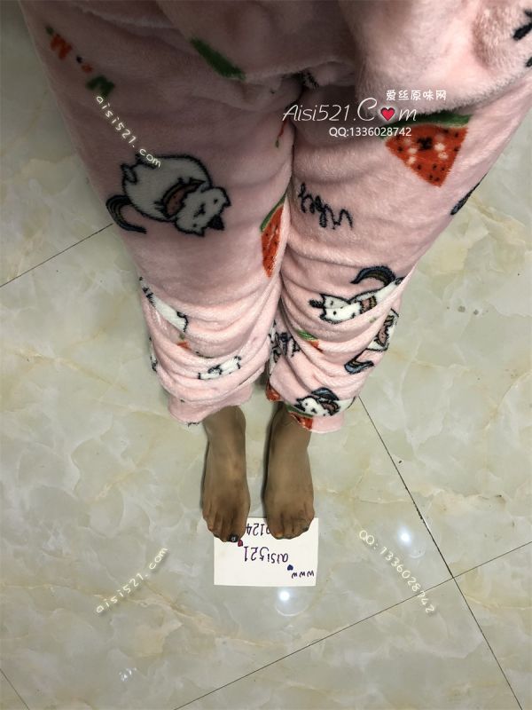 原味丝袜|袜类,臭连裤袜,两个月没洗脚穿一周闷出来的酸脚汁被脚汗沤湿的重口味趴下充值你的快乐吧窥屏的健健~