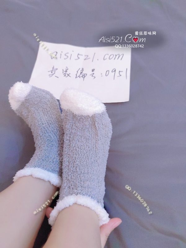 原味丝袜|袜类,臭棉袜,汗脚穿出来超级酸臭的灰色珊瑚绒加绒毛毛袜