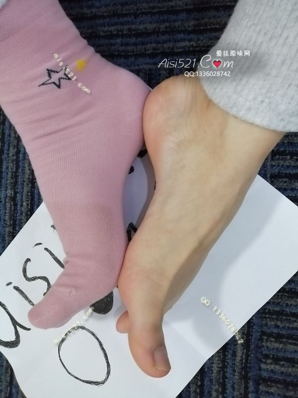 原味丝袜|袜类,臭棉袜,哥哥,想看我穿袜子吗?天天出汗的脚,棉袜把汗吸进去,湿湿哒,喜欢吗?光线不够,脚是白皙的哟