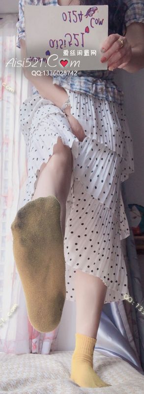 原味丝袜|袜类,臭棉袜,闻着发黄的汗腻滂臭的臭脚汗臭袜子，袜子的味道腐蚀狗子的大脑，被主人的美臭脚踩扁，满屋子都是主人的大臭脚味嗷嗷带劲儿